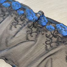  Pizzo floreale con un lato smerlato nero e blu