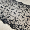 Pizzo nero con piccoli ricami floreali