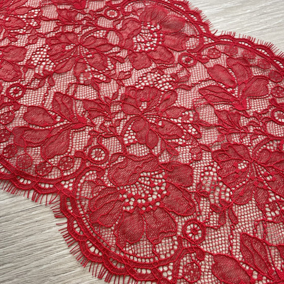 Pizzo floreale rosso con frange