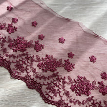  Pizzo floreale con un lato smerlato ricamato bordeaux