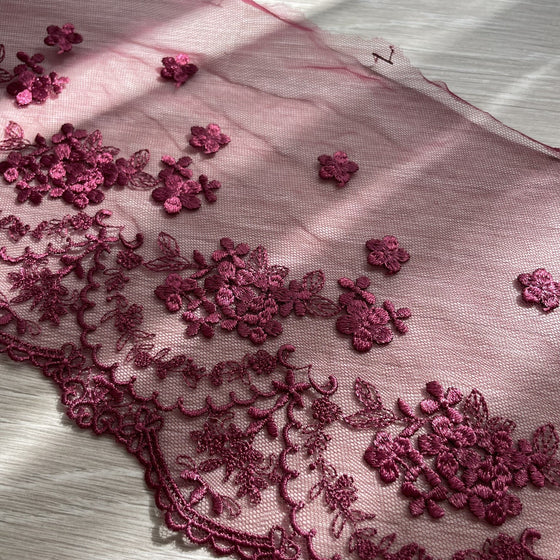 Pizzo floreale con un lato smerlato ricamato bordeaux