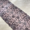 Pizzo elastico floreale viola con dettagli metallizzati