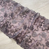 Pizzo elastico floreale viola con dettagli metallizzati
