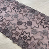 Pizzo elastico floreale viola con dettagli metallizzati