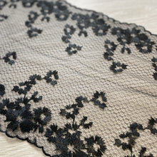  Pizzo nero floreale con ricami astratti