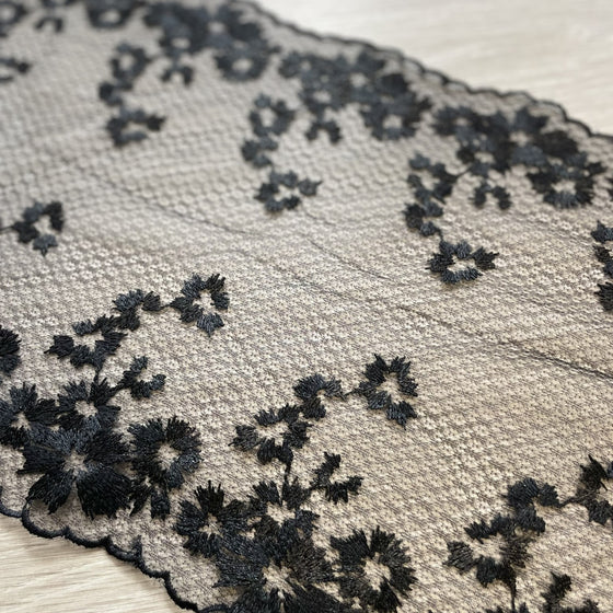 Pizzo nero floreale con ricami astratti