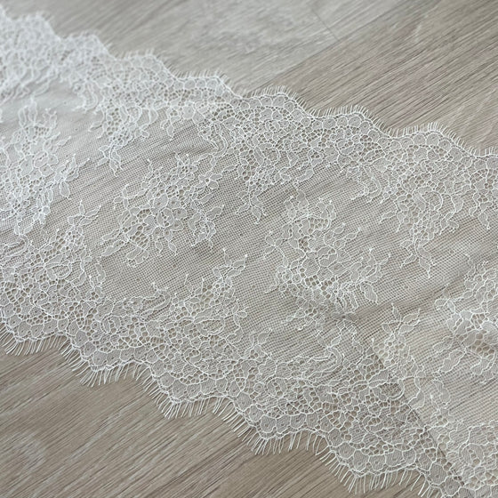 pizzo bianco, pizzo ricamato, pizzo smerlato, pizzo con frange, pizzo floreale, pizzo per intimo, sartoria, handmade, su misura, tessuti