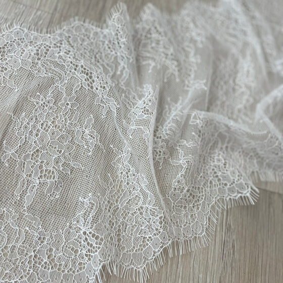 pizzo bianco, pizzo ricamato, pizzo smerlato, pizzo con frange, pizzo floreale, pizzo per intimo, sartoria, handmade, su misura, tessuti