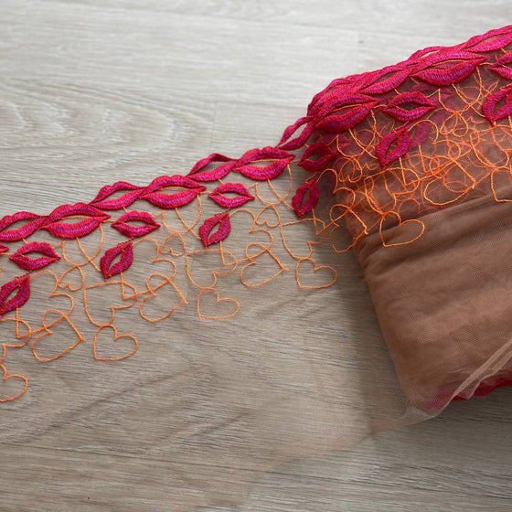 Pizzo nude con ricami baci fucsia