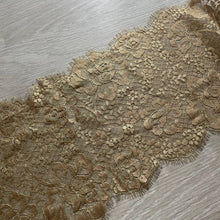  Pizzo floreale oro con frange