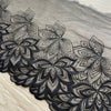 Pizzo nero con un lato smerlato con fiori geometrici