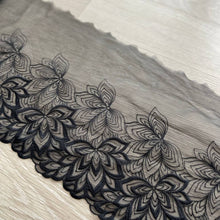  Pizzo nero con un lato smerlato con fiori geometrici