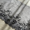 Pizzo floreale con un lato smerlato azzurro polvere e dettagli argento