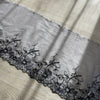 Pizzo floreale con un lato smerlato azzurro polvere e dettagli argento