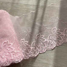  Pizzo rosa con un lato smerlato con fiori geometrici