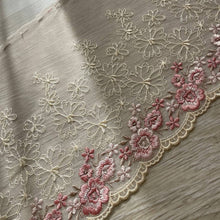  Pizzo floreale crema con un lato smerlato ricamato rosa