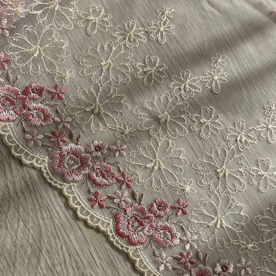 Pizzo floreale crema con un lato smerlato ricamato rosa