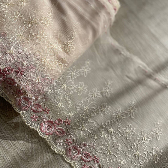 Pizzo floreale crema con un lato smerlato ricamato rosa