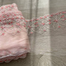  Pizzo floreale rosa con un lato smerlato e dettagli a contrasto rosa/verdi