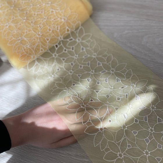 Pizzo tulle giallo con ricami bianchi