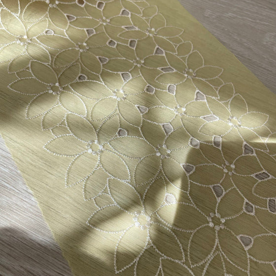 Pizzo tulle giallo con ricami bianchi