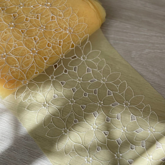 Pizzo tulle giallo con ricami bianchi